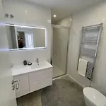 Modern 1 Bedroom Center