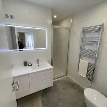 Modern 1 Bedroom Center