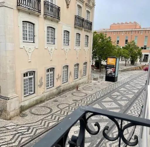 Modern 1 Bedroom Center Apartment *