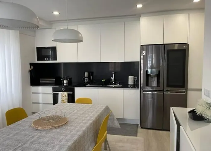 Modern 1 Bedroom Center Apartment